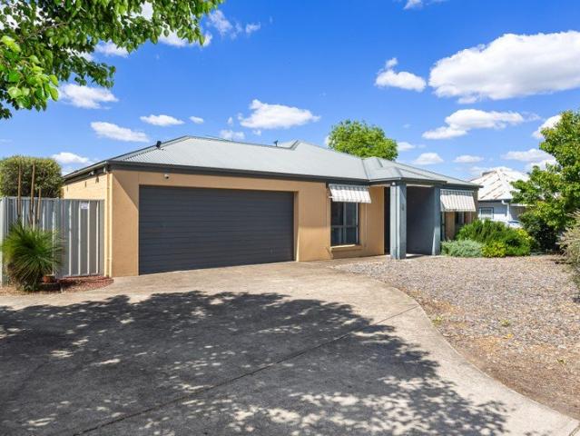 Villa for sale in Kooringal, Wagga Wagga City Council