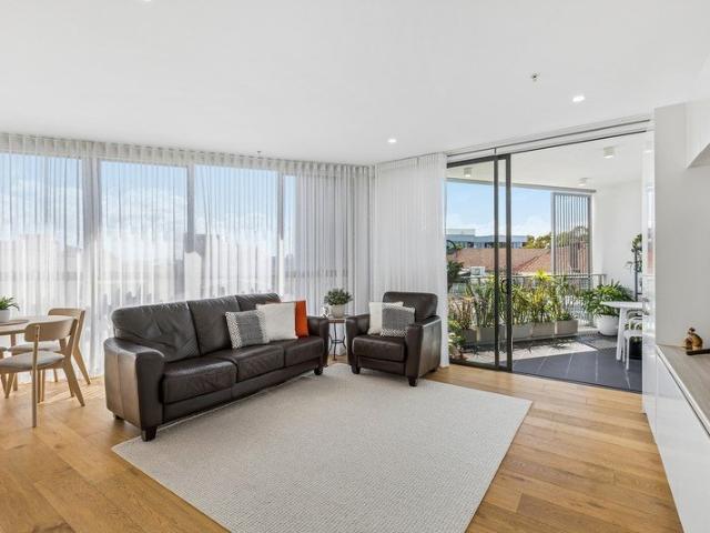 Apartment for sale in Lower North Shore, Sydney