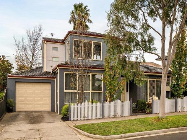 Townhouse for sale in Camerons Creek, Victoria
