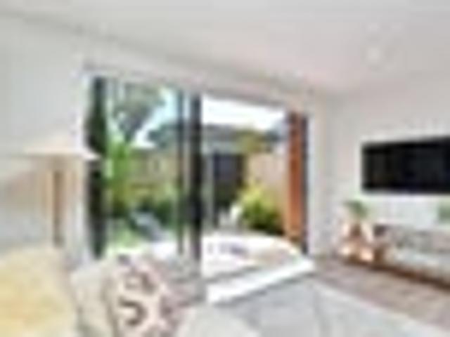 Townhouse for sale in Chaslands, Canterbury