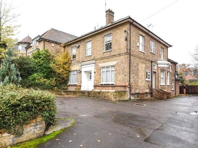 Apartment for rent in Row Town, Surrey