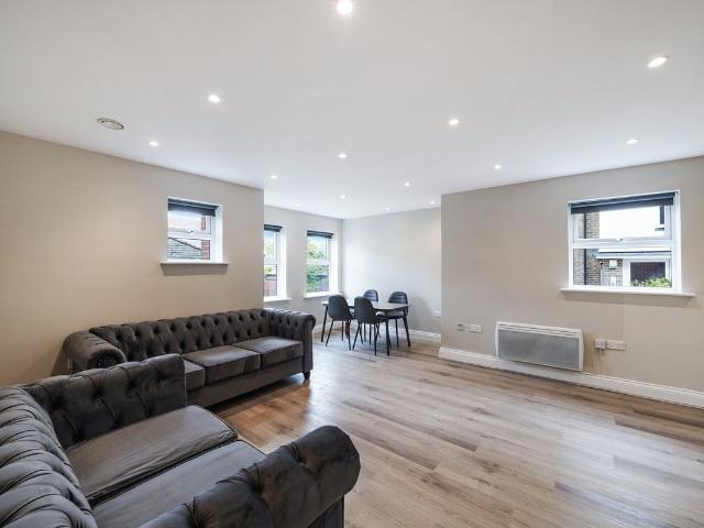 Apartment for rent in Row Town, Surrey