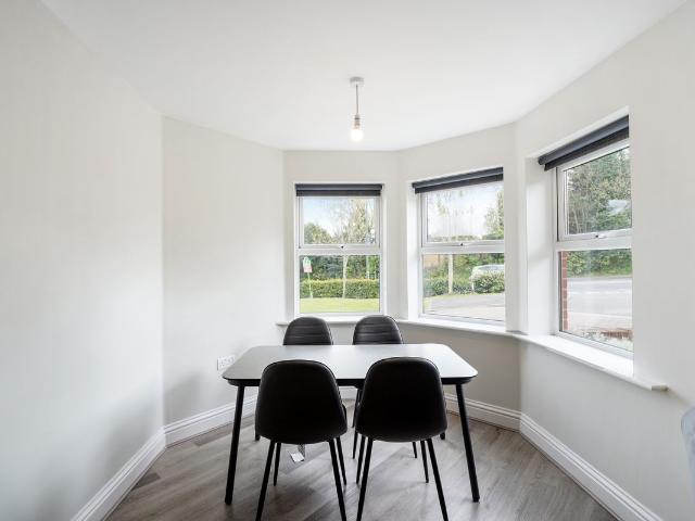 Apartment for rent in Row Town, Surrey