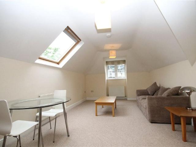 Apartment for rent in Row Town, Surrey