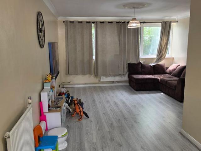 Room for rent in Row Town, Surrey