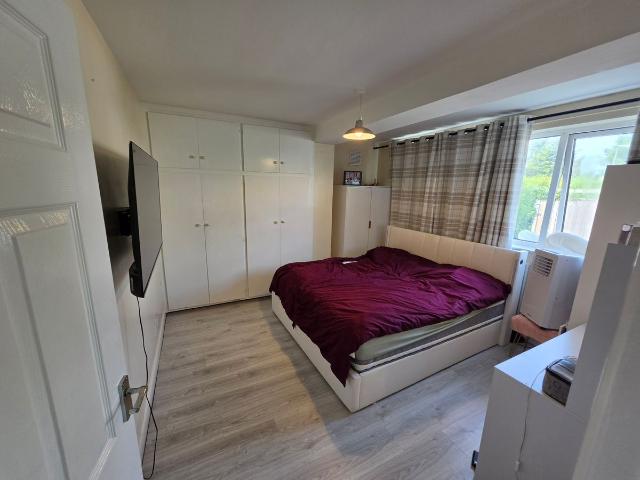 Room for rent in Row Town, Surrey