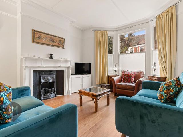 Apartment for rent in Southfields, Greater London