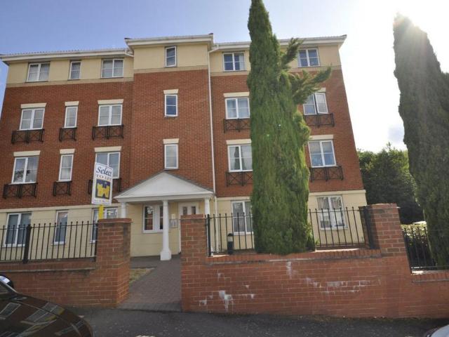 Apartment for rent in Cherry Orchard, Fold Hill