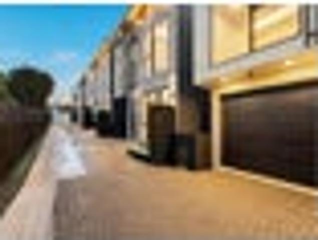 Townhouse for sale in Point England, Oroua County