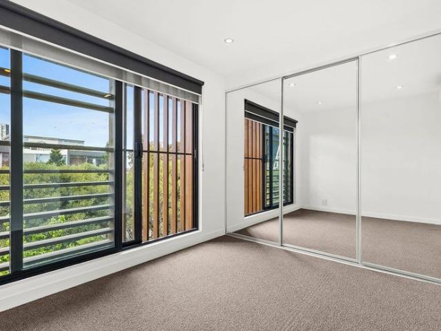 Townhouse for rent in NewQuay, Melbourne