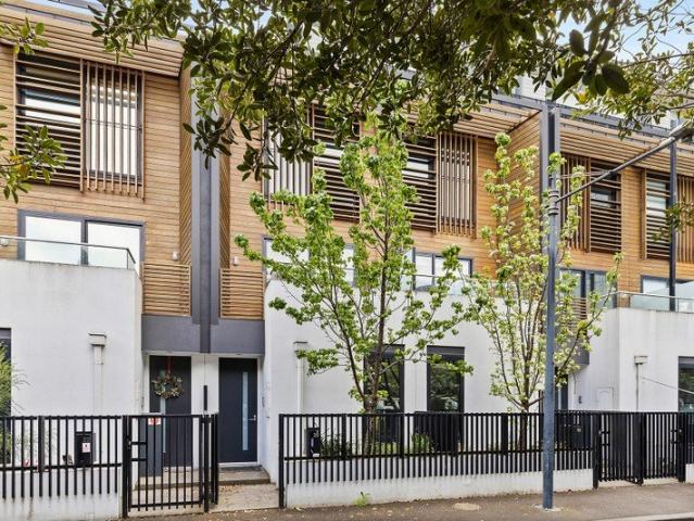 Townhouse for rent in NewQuay, Melbourne