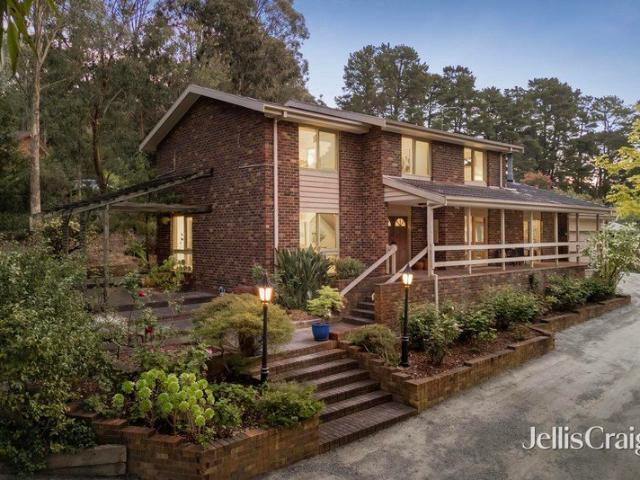 House for sale in Park Orchards, Melbourne