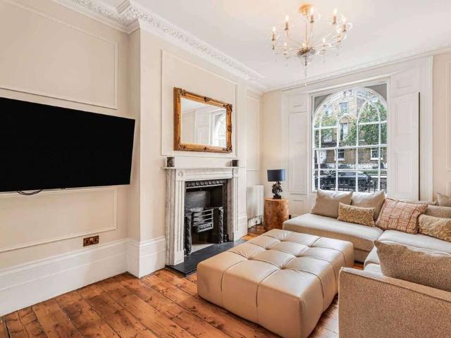 Townhouse for rent in Islington, Greater London