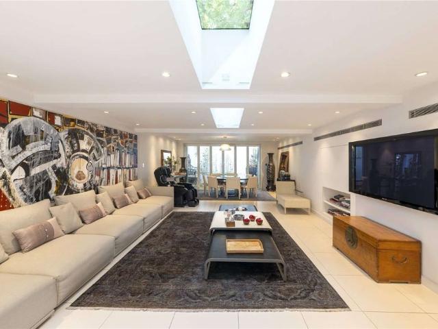 Townhouse for rent in Mayfair, Greater London