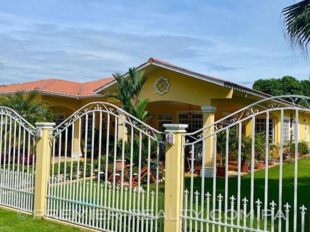 ELEGANTE CASA ESTILO COLONIAL EN PENONOME