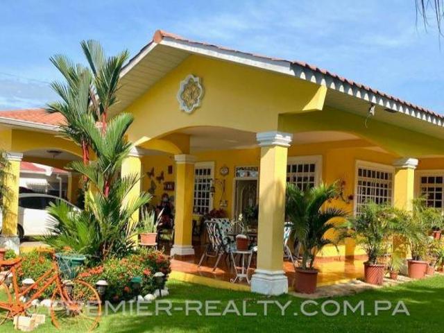 ELEGANTE CASA ESTILO COLONIAL EN PENONOME