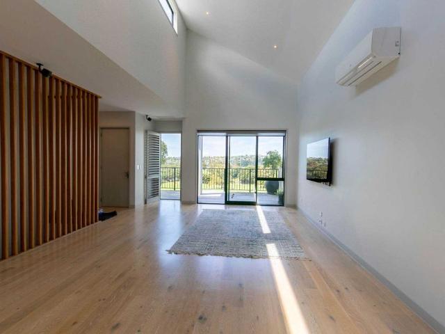 Townhouse for rent in Upper Harbour, Paremoremo
