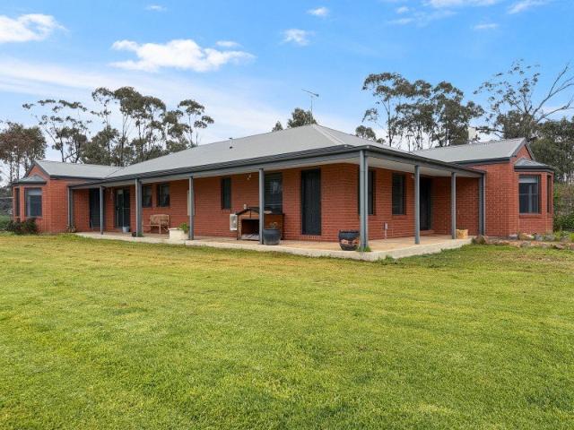 Cottage for sale in Moliagul, Victoria