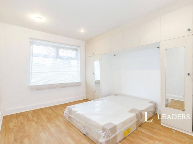 Room for rent in Tolworth, Greater London