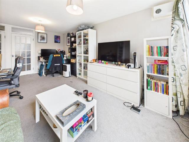 Apartment for rent in Whitton, Greater London