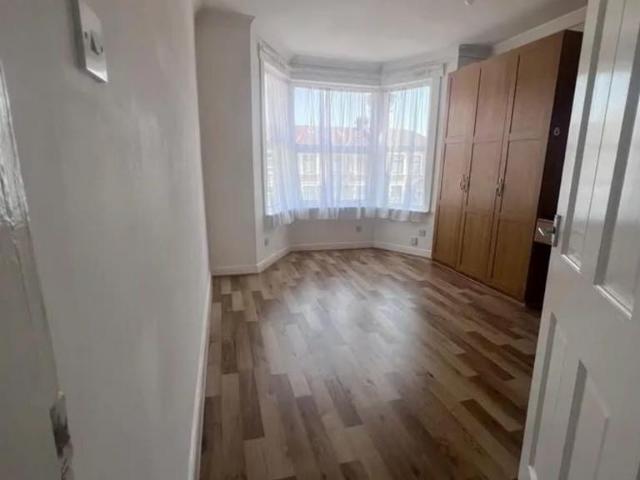 Apartment for rent in Seven Kings, Greater London