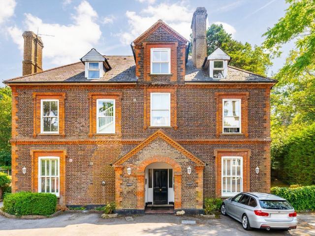 Apartment for rent in Blackhills, Surrey