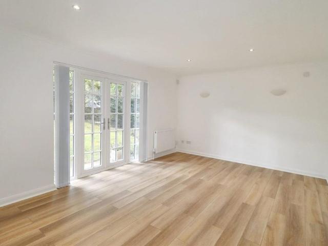 Apartment for rent in Blackhills, Surrey