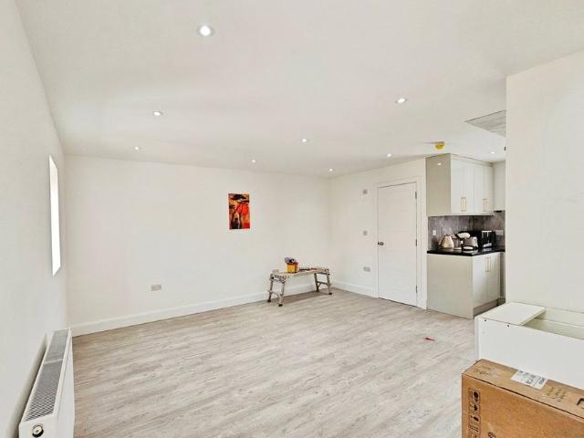 Apartment for rent in Lower Halliford, Surrey