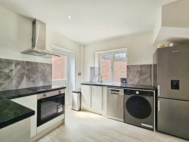 Studio for rent in Lower Halliford, Surrey