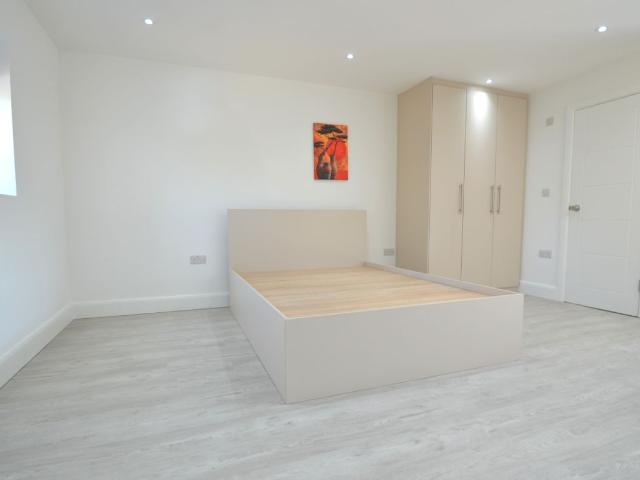 Studio for rent in Lower Halliford, Surrey