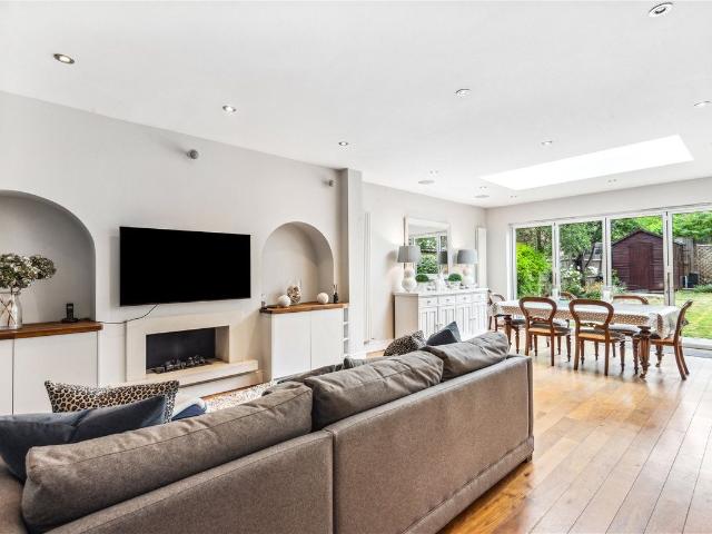 House for rent in Earlsfield, Greater London