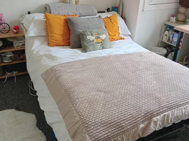 Room for rent in Hollinwood, Pendock