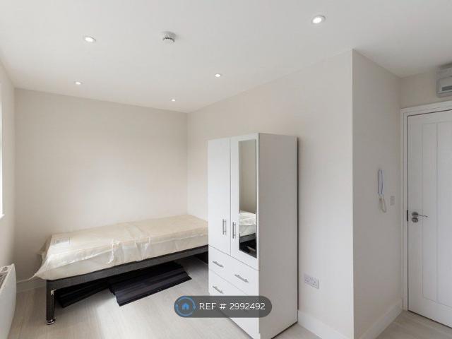 Studio for rent in Hook, Greater London