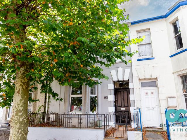 Apartment for rent in Cattedown, Mount Wise