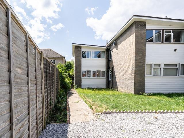 Apartment for rent in Longlands, Greater London