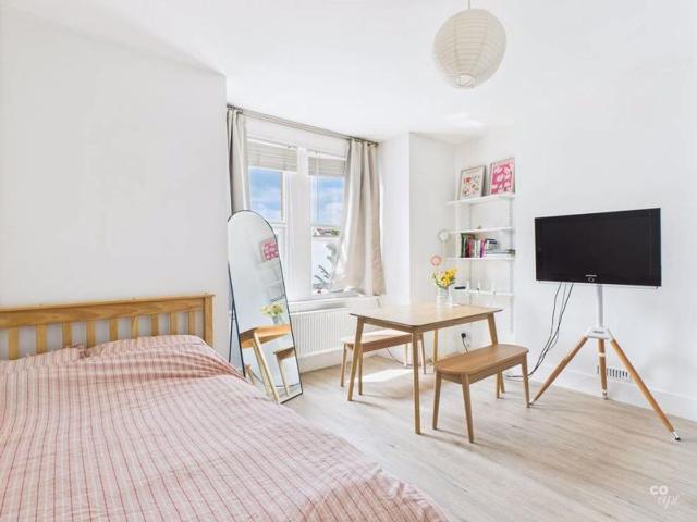 Studio for rent in Hanover & Queen's Park, Brighton