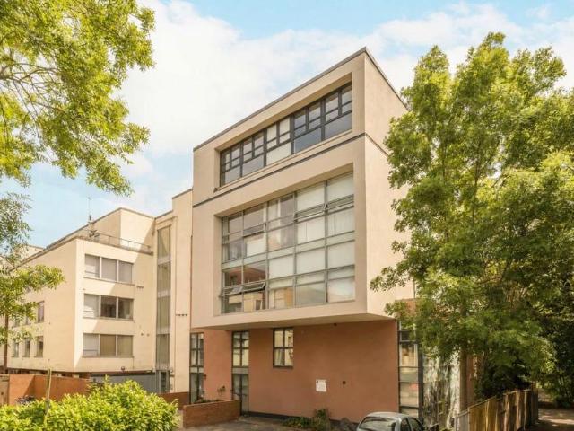 Apartment for rent in London Borough of Merton, Merton Park