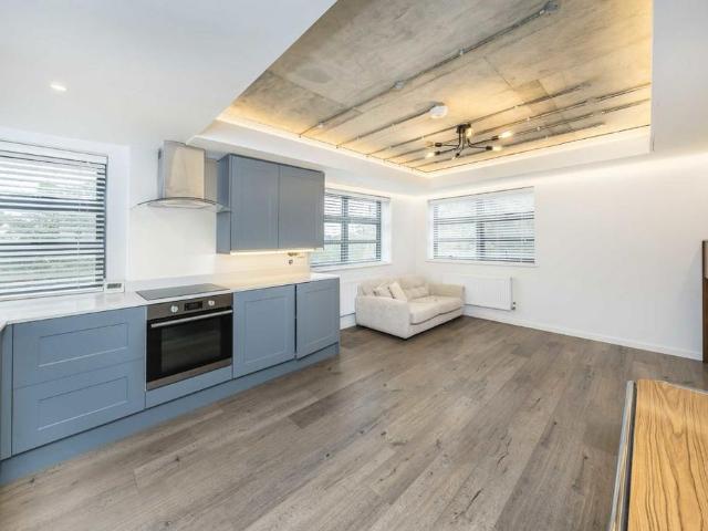 Apartment for rent in London Borough of Merton, Merton Park