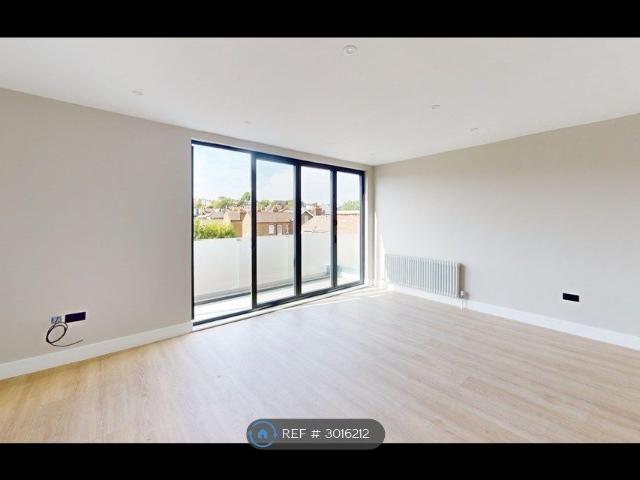 Apartment for rent in London Borough of Merton, Raynes Park