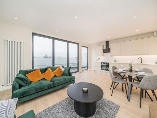 Apartment for rent in London Borough of Merton, Merton Park