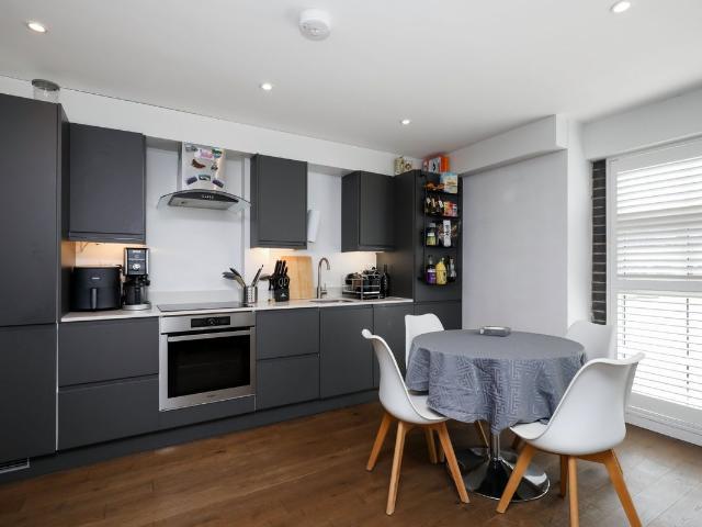 Apartment for rent in London Borough of Merton, Raynes Park