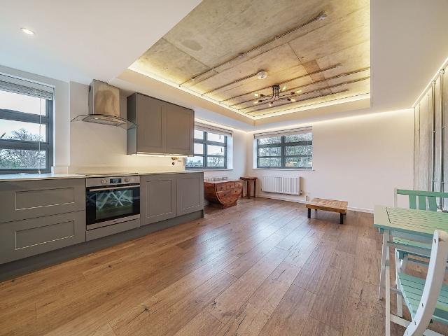 Apartment for rent in London Borough of Merton, Merton Park