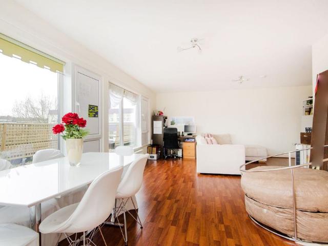 Apartment for rent in London Borough of Merton, Merton Park