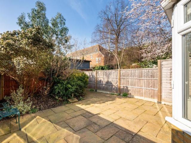 Apartment for rent in London Borough of Merton, Merton Park