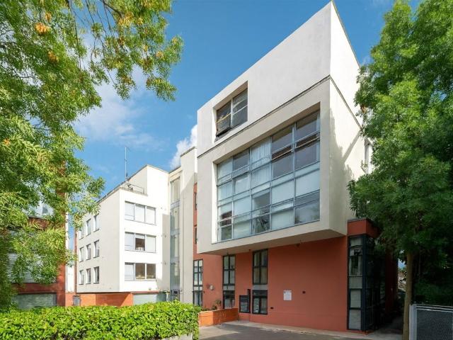 Apartment for rent in London Borough of Merton, Merton Park