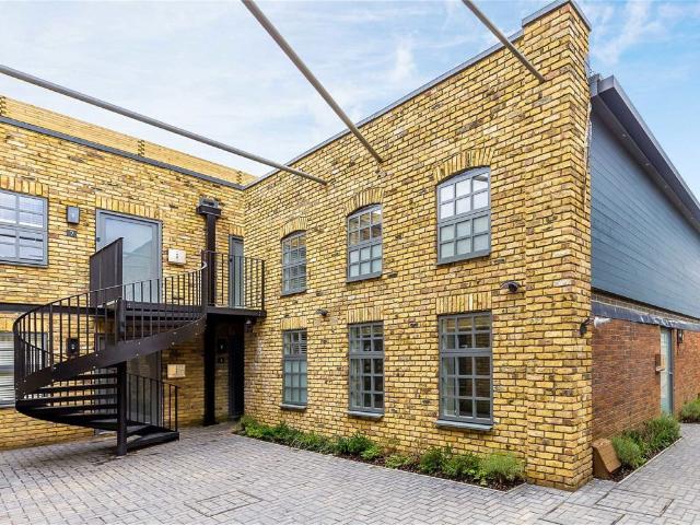 Apartment for rent in London Borough of Merton, Raynes Park