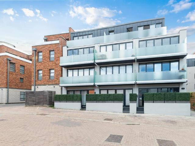 Apartment for rent in London Borough of Merton, Merton Park