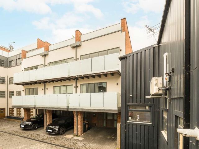 Apartment for rent in London Borough of Merton, Merton Park
