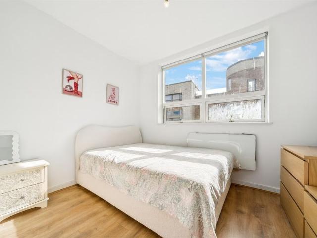 Apartment for rent in London Borough of Merton, Merton Park