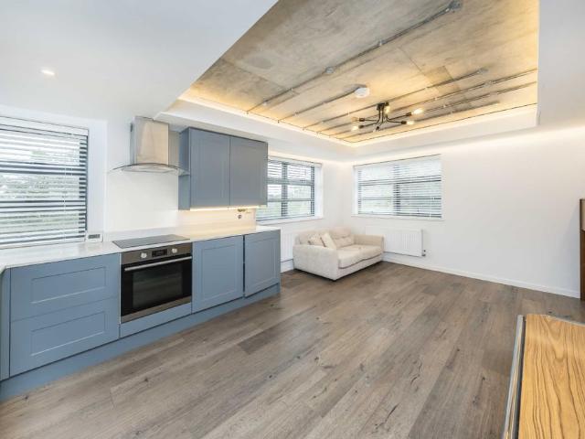 Apartment for rent in London Borough of Merton, Merton Park